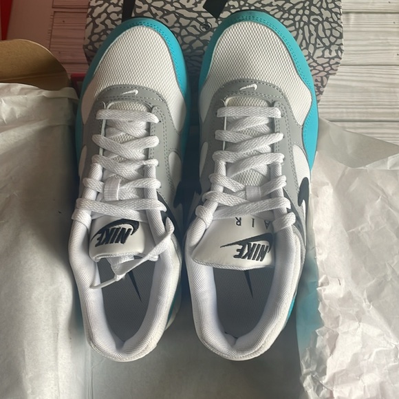 Women’s Nike - Picture 2 of 9